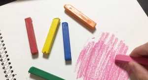 高価な教材を購入する必要はありません。誰にでも親しんでもらうために、身近なものを使用します。 カラーアートセラピー講座@福岡県大野城市